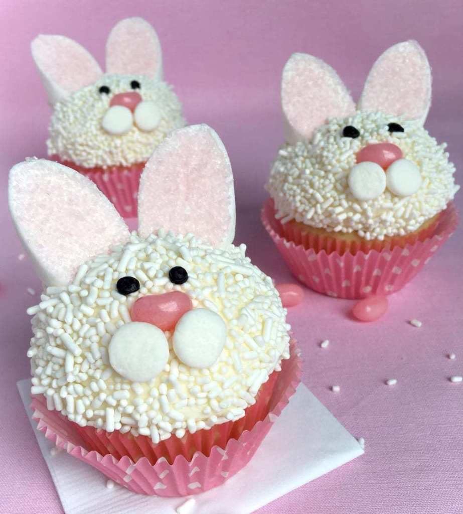 Cupcakes k Veľkej noci v tvare zajačikov.
