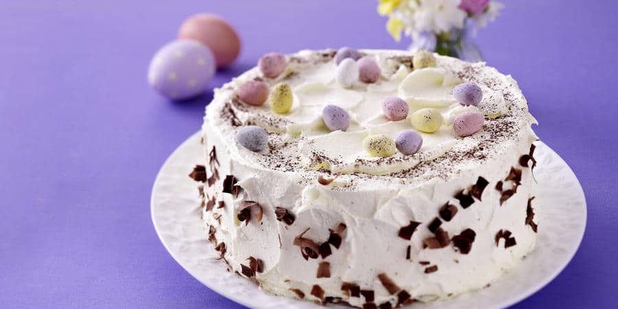 Maslová torta na Veľkú noc zdobená vajíčkami.