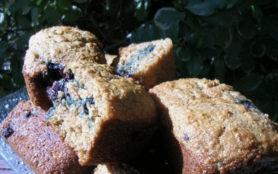 Dvojfarebné muffiny plnené marmeládou, ktorým nikto neodolá.