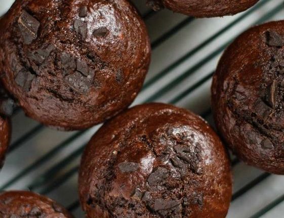 Lahodné kakaové muffiny ukrývajúce lekvárovú náplň.