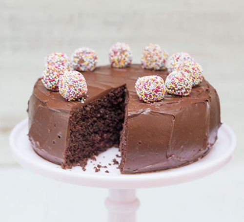 Veľkonočná čokoládová torta s hľuzovkami na podnose.