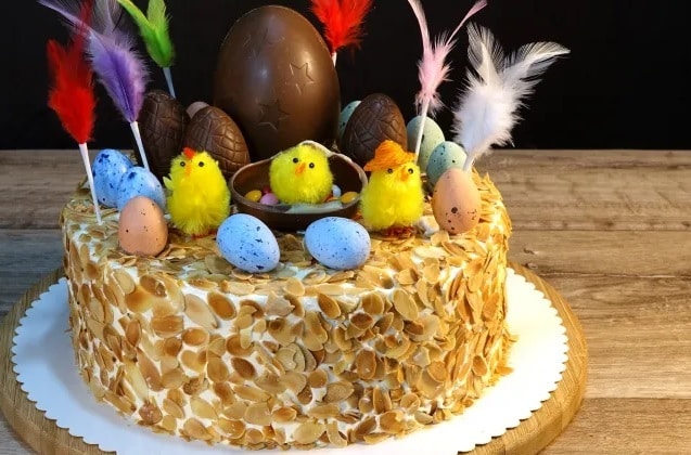 Tradičná veľkonočná torta ozdobená vajíčkami, pierkami a kuriatkami