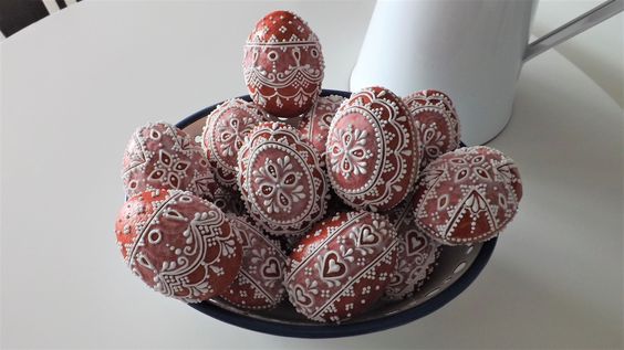 Perníkové 3D vajcia ozdobené ako klasické kraslice v miske