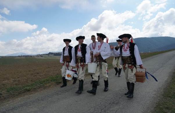 chlapi v tradičných krojoch na veľkonočnom vinšovaní